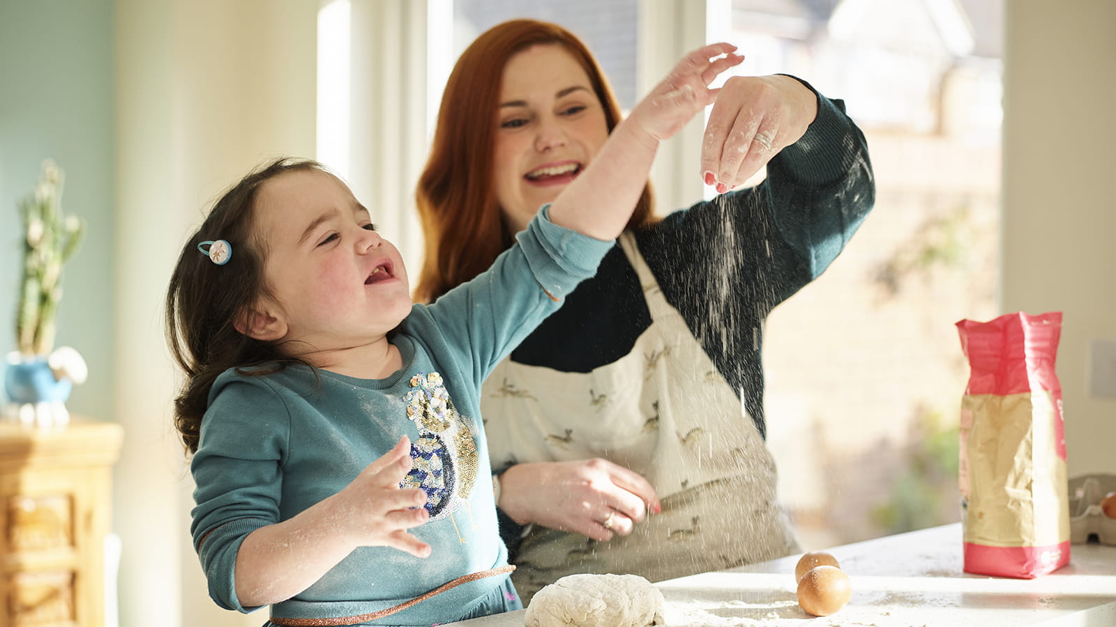 Scène culinaire entre un adulte et un enfant