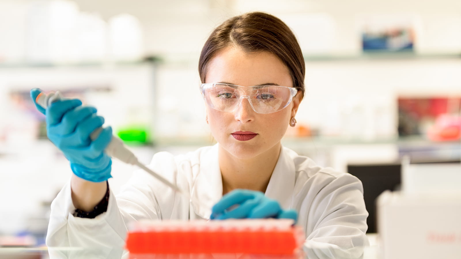 Technicien de laboratoire utilisant une pipette 